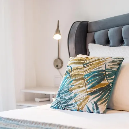 Delnatte By Alzira Apartmán